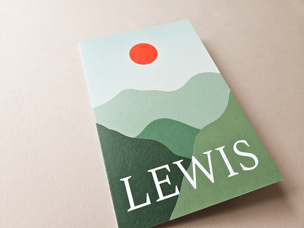 Modern geboortekaartje jongen met kleurrijk berglandschap en zon Lewis