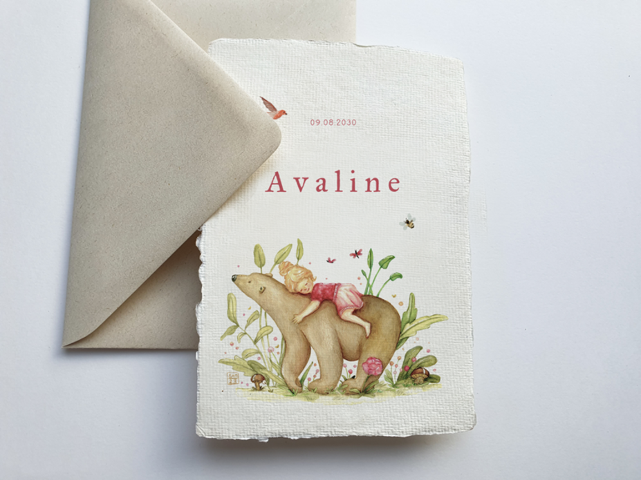 Geboortekaartje handgeschept papier met tekening meisje op beer Avaline