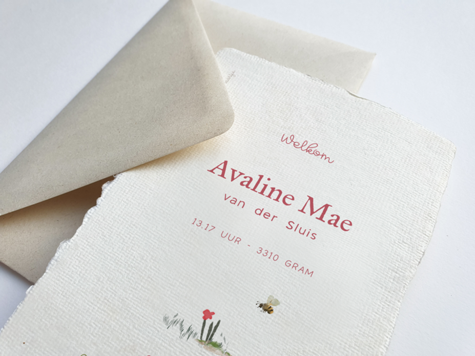 Geboortekaartje handgeschept papier met tekening meisje op beer Avaline