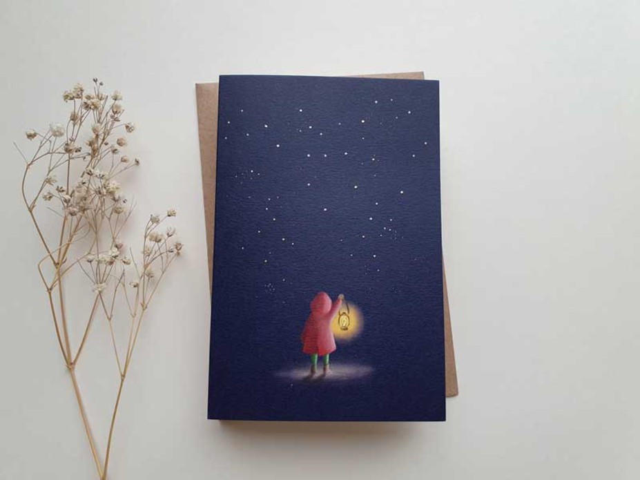 Kerstkaart Meisje met lantaarn en sterren