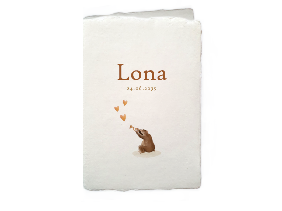 Vrolijk geboortekaartje met illustratie bruine beer Lona